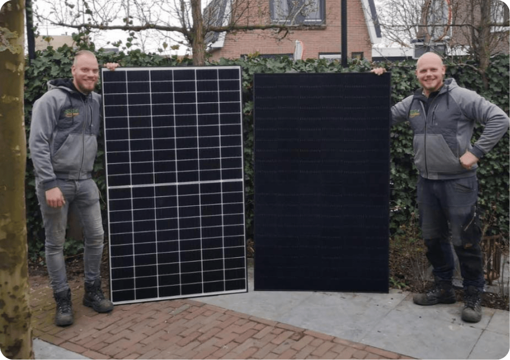 Stephan En Laurens Van Diesen Met Een Zonnepaneel